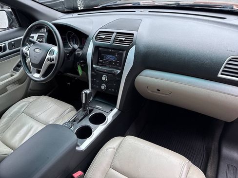 Used 2014 Ford Explorer XLT w/ Equipment Group 202A AWD/4WD image 17