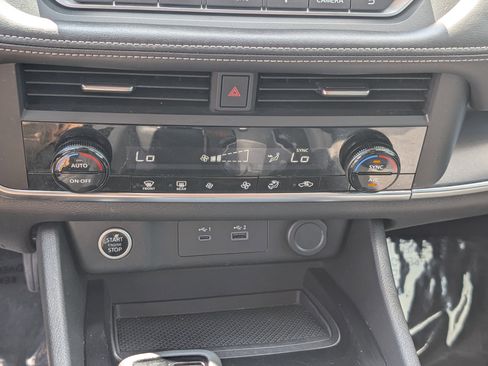 Used 2023 Nissan Rogue SV image 26