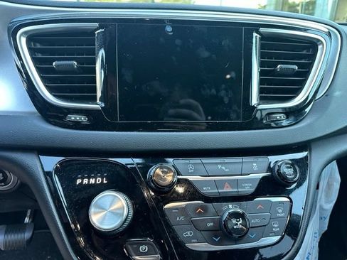 Used 2018 Chrysler Pacifica Touring-L w/ Premium Audio Group FWD image 12