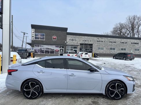 Used 2023 Nissan Altima 2.5 SR image 2