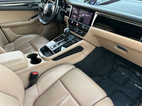 Used 2022 Porsche Macan w/ Premium Package image 16