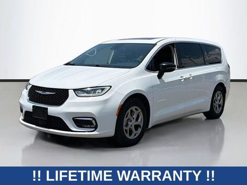 Used 2024 Chrysler Pacifica Limited FWD image 2