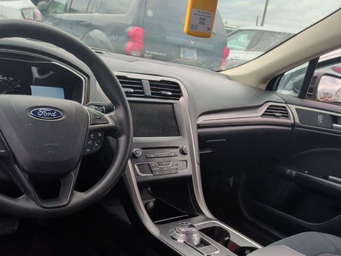 Used 2017 Ford Fusion SE w/ Fusion SE Technology Package FWD image 6