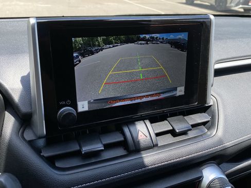 Used 2025 Toyota RAV4 XLE AWD/4WD image 40