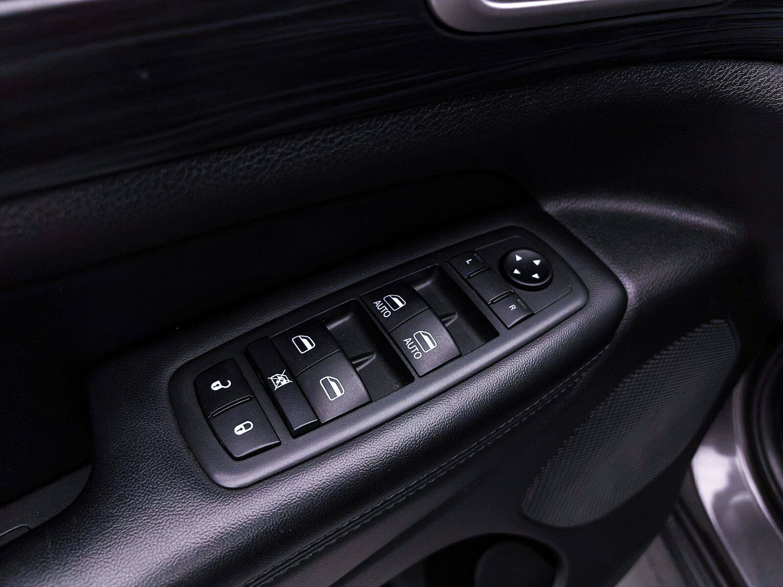 Used 2019 Jeep Grand Cherokee Altitude AWD/4WD image 14