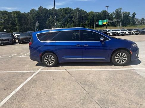 Used 2020 Chrysler Pacifica Limited FWD image 22