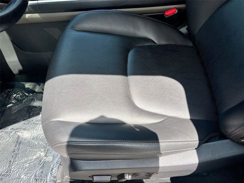 Used 2025 Kia Carnival FWD image 20
