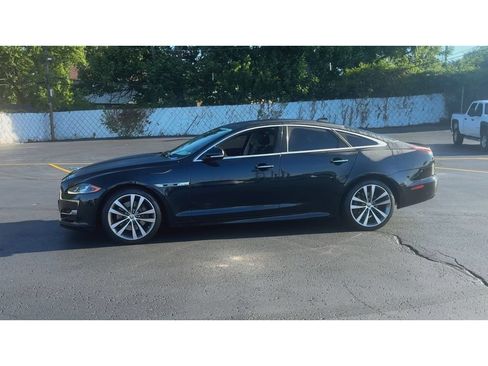 Used 2018 Jaguar XJ R-Sport RWD image 5