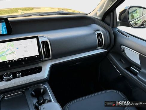 Used 2025 Ford Expedition Active AWD/4WD image 17