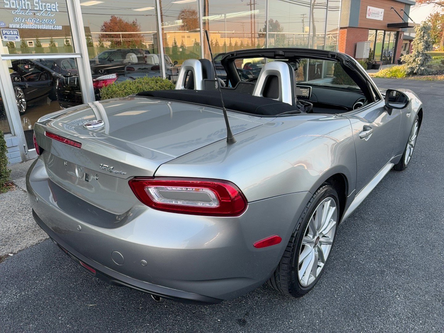 Used 2017 FIAT 124 Spider Lusso RWD image 3