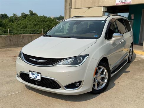 Used 2017 Chrysler Pacifica Limited w/ UConnect Theater Package FWD image 2