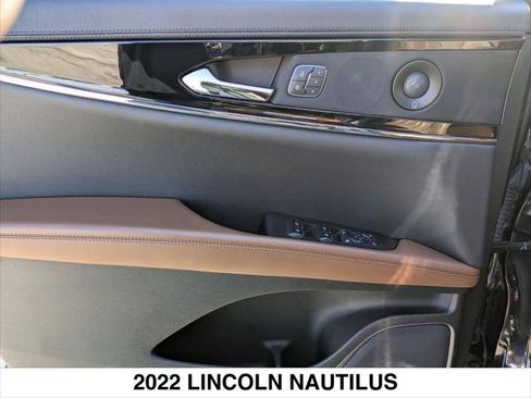 Used 2022 Lincoln Nautilus Reserve image 10
