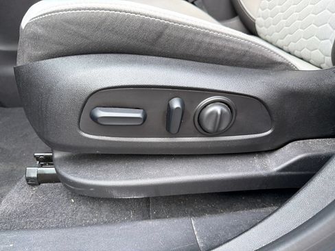 Used 2019 Chevrolet Equinox LS w/ LS Convenience Package FWD image 12