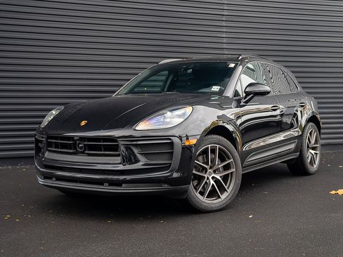 Certified 2025 Porsche Macan image 1