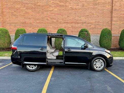 Used 2017 Toyota Sienna XLE w/ XLE Navigation Package FWD image 48