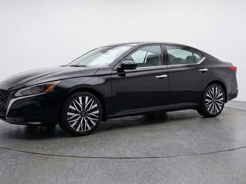 Used 2025 Nissan Altima 2.5 SV image 3