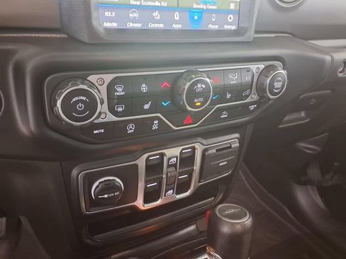 Used 2023 Jeep Gladiator Sport AWD/4WD image 14