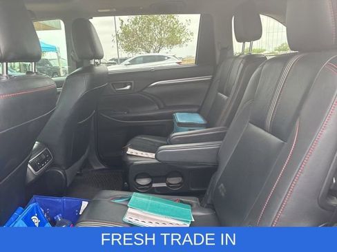 Used 2019 Toyota Highlander SE image 11
