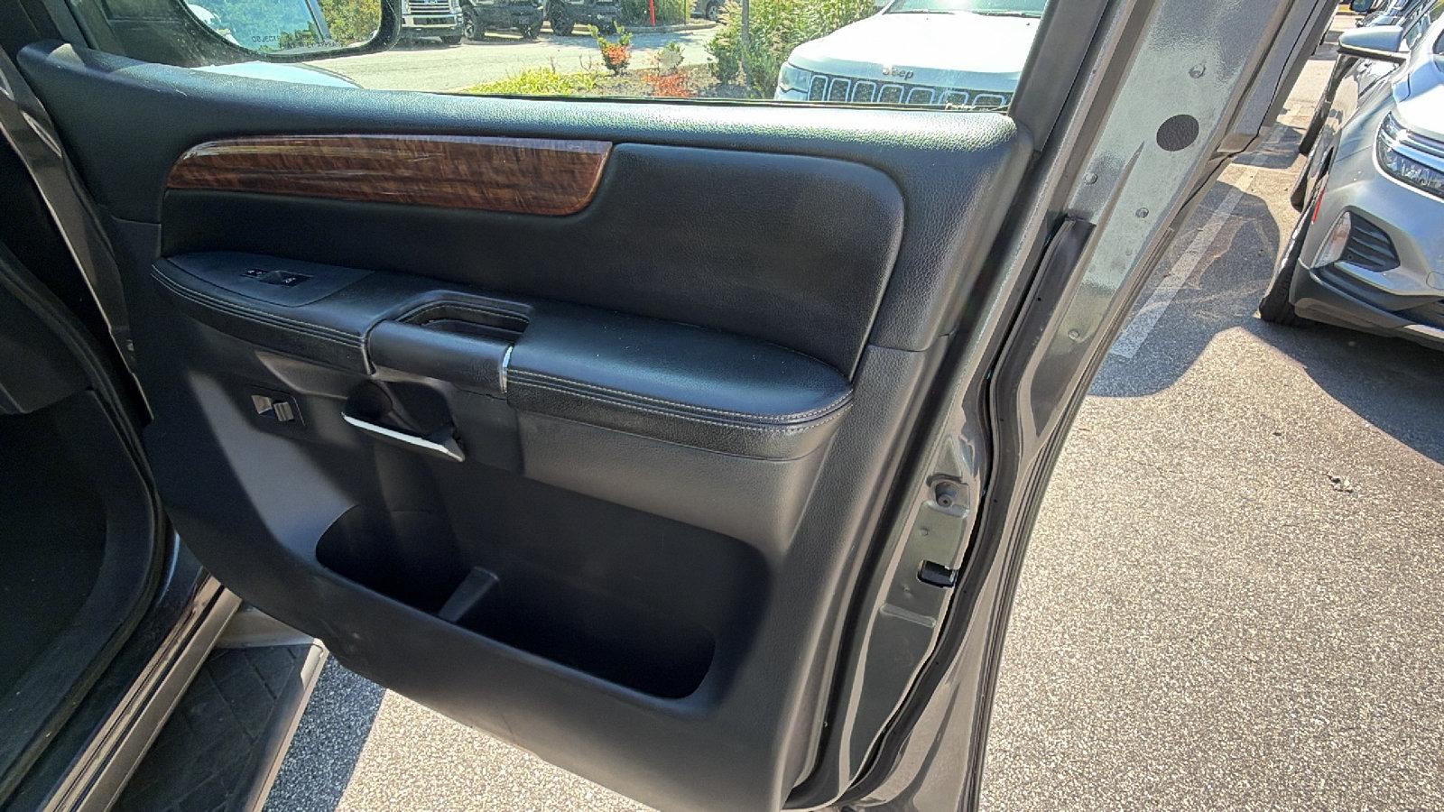 Used 2010 Nissan Armada Titanium AWD/4WD image 18