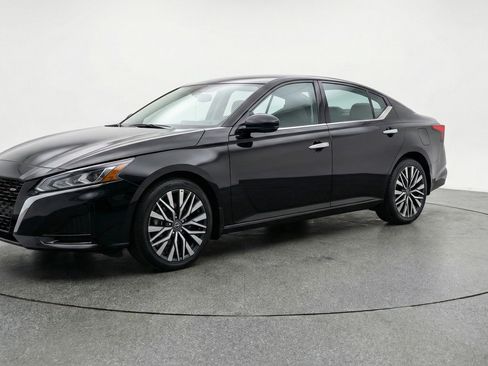 Used 2025 Nissan Altima 2.5 SV image 3