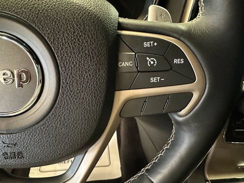 Used 2017 Jeep Grand Cherokee Limited AWD/4WD image 12