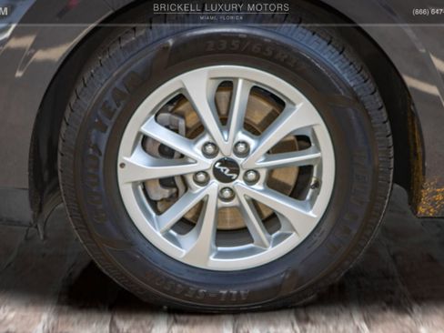 Used 2022 Kia Carnival LX image 32