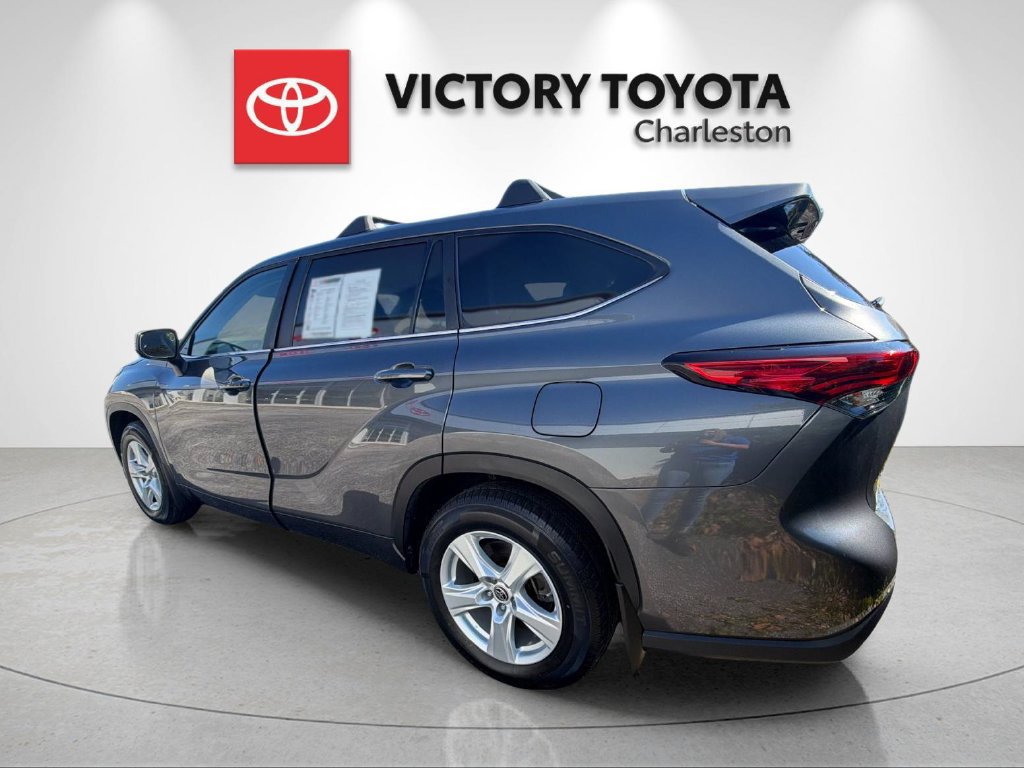 Used 2023 Toyota Highlander LE FWD image 3