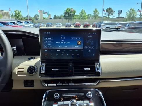 Used 2023 Lincoln Navigator Reserve AWD/4WD image 10