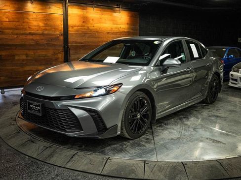 Used 2025 Toyota Camry SE image 2