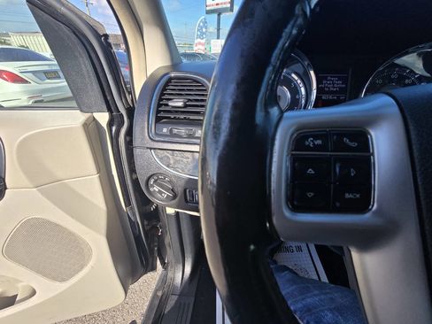 Used 2014 Chrysler Town & Country Touring-L w/ Driver Convenience Group image 27