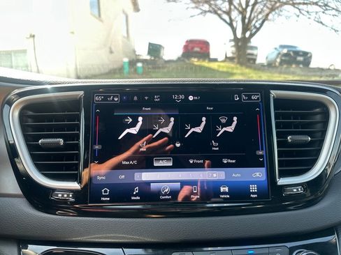 Used 2025 Chrysler Pacifica Select image 19