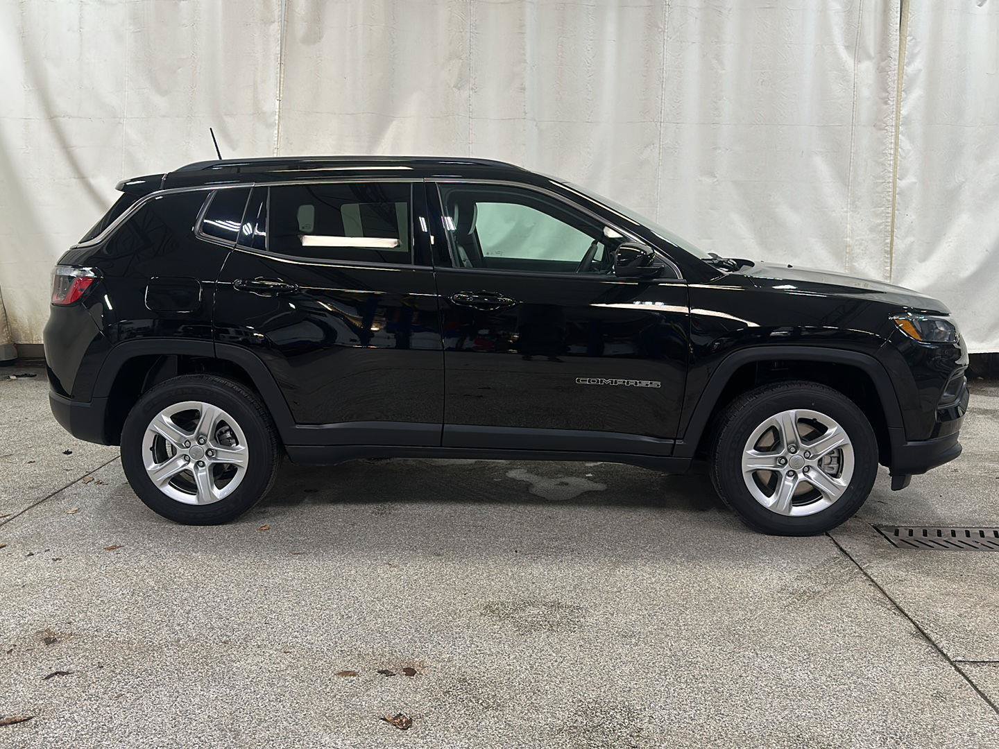 Used 2023 Jeep Compass Latitude w/ Convenience Group AWD/4WD image 6