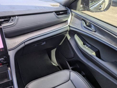 New 2025 Jeep Grand Cherokee Limited w/ Luxury Tech Group II image 18