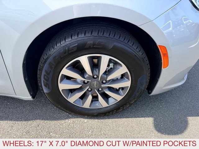 Certified 2024 Chrysler Pacifica Limited FWD image 8