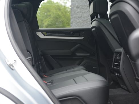 Certified 2025 Porsche Cayenne AWD/4WD image 32