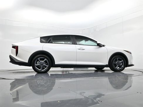 New 2025 Kia K4 LXS image 37