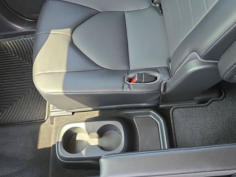 Used 2021 Toyota Highlander XLE AWD/4WD image 25