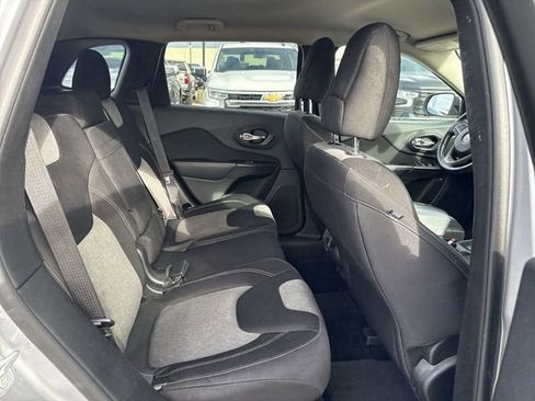 Used 2014 Jeep Cherokee Latitude w/ Comfort/Convenience Group image 16