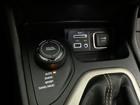 Used 2015 Jeep Cherokee Latitude w/ Cold Weather Group AWD/4WD image 11