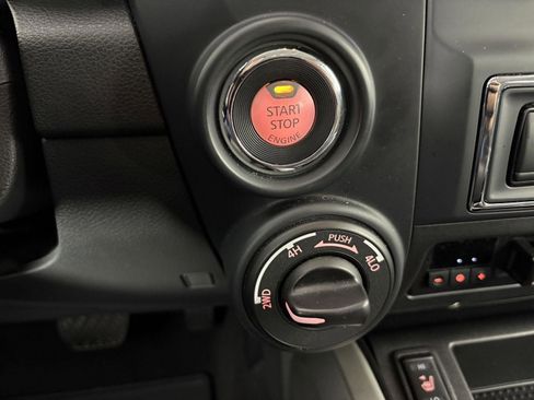 Used 2024 Nissan Titan SV w/ SV Convenience Package image 29