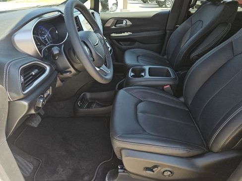 New 2026 Chrysler Pacifica Select image 23