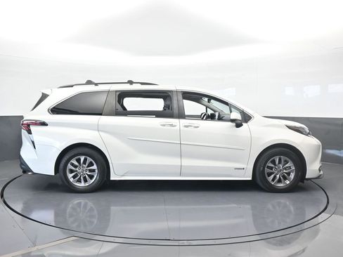 Used 2021 Toyota Sienna XLE image 7