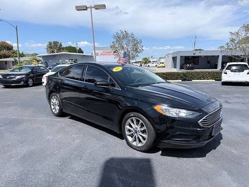 Used 2017 Ford Fusion SE w/ Fusion SE Technology Package image 3