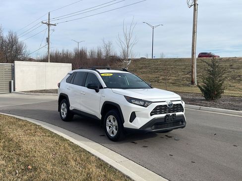 Used 2021 Toyota RAV4 LE image 1