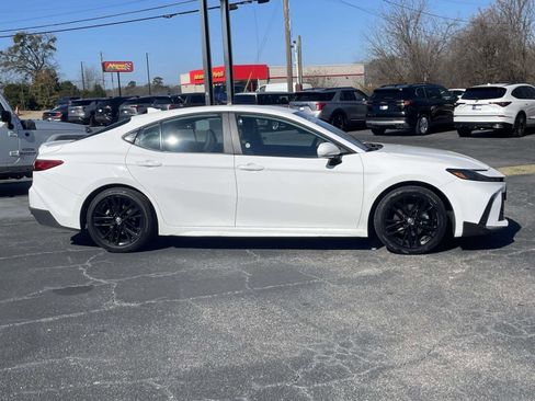 Used 2025 Toyota Camry SE image 2