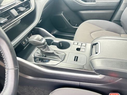 Used 2025 Toyota Highlander LE image 42