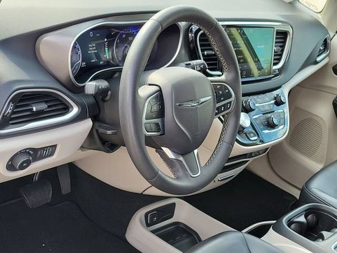 Used 2023 Chrysler Pacifica Touring-L FWD image 7