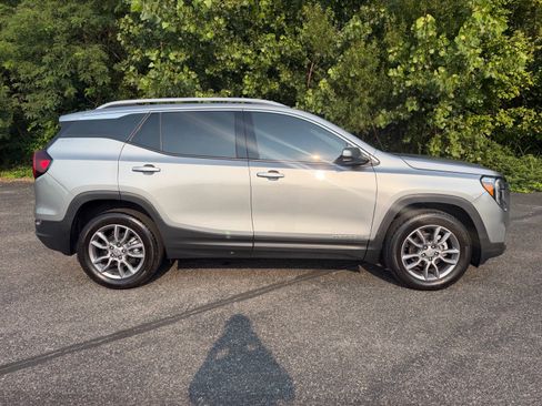 Used 2024 GMC Terrain SLT AWD/4WD image 19