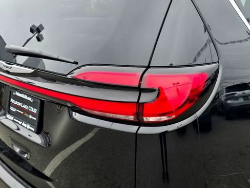 Certified 2024 Chrysler Pacifica Touring-L image 32