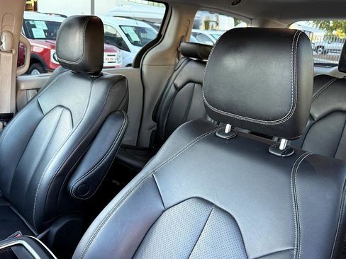 Used 2024 Chrysler Pacifica Touring-L image 15